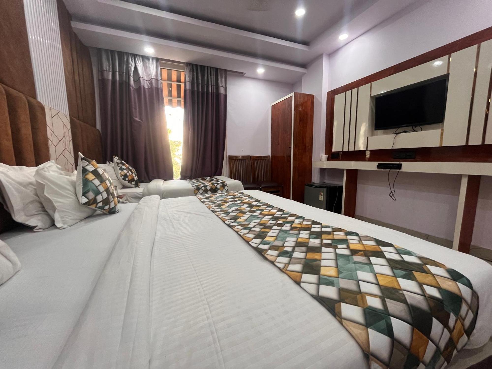 Hotel Embassy Near Rk Ashram Metro Ню Делхи Екстериор снимка